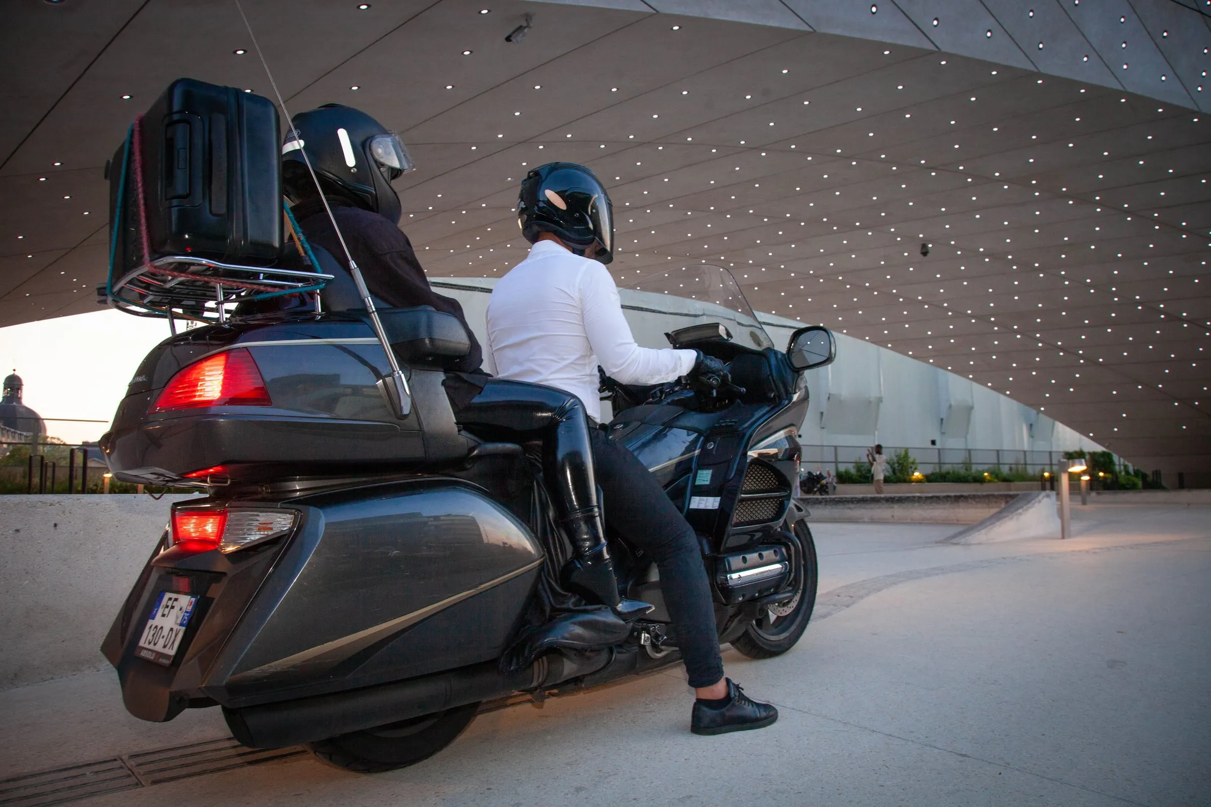 Taxi moto Deluxe Transport à l'arrêt devant la canopée des Halles à Paris, prise en charge d'un passager