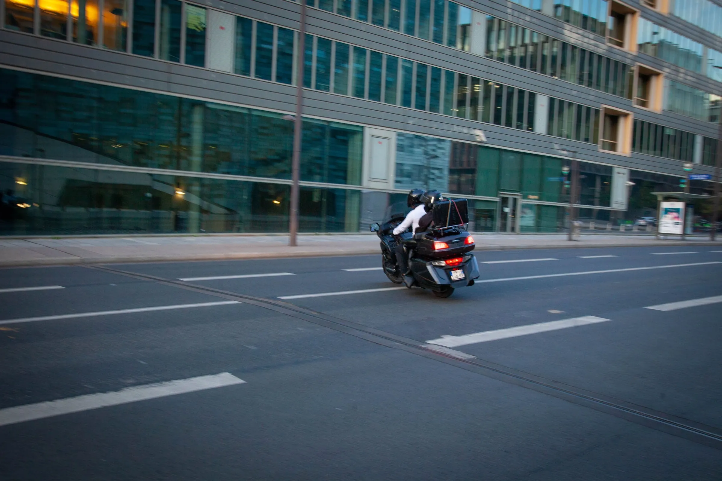 Taxi moto Deluxe Transport en mouvement dans une rue de Paris, embouteillages évités